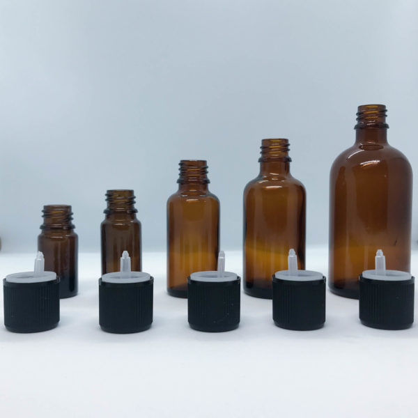 Bouteille en verre brun d'huile essentielle d'aromathérapie